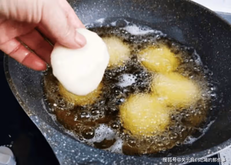 炸糖糕,別用涼水和面!教您正確做法,外酥里軟不開裂,一次成功