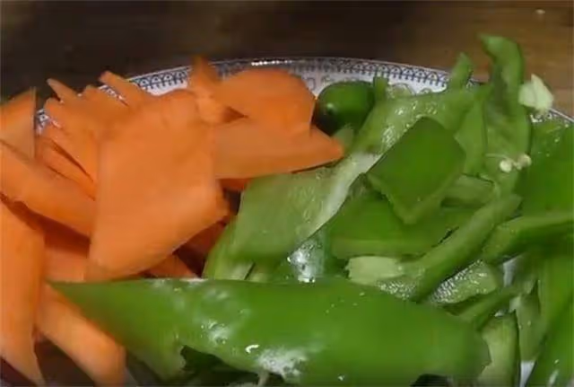 這樣做的木耳才有味,一道風味炒木耳,營養豐富香辣好吃,收藏了