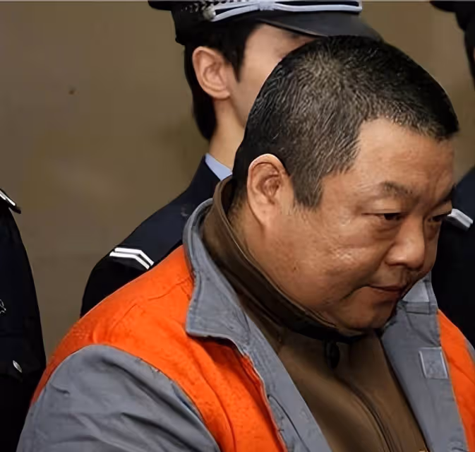 怒砸那英演唱會,反被一群女人打得滿地找牙,臧天朔咽不下這口氣