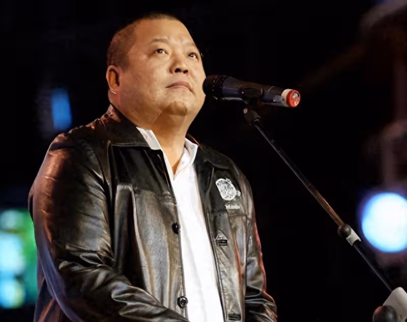 怒砸那英演唱會,反被一群女人打得滿地找牙,臧天朔咽不下這口氣