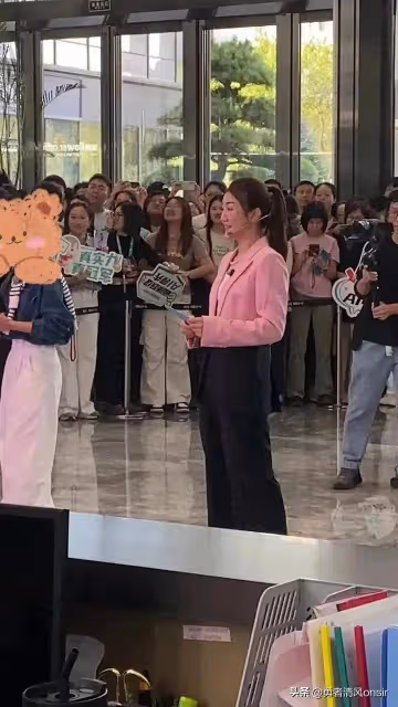 陳夢參加海信活動,粉色西裝高馬尾滿滿少女感,夢姐笑起太美了