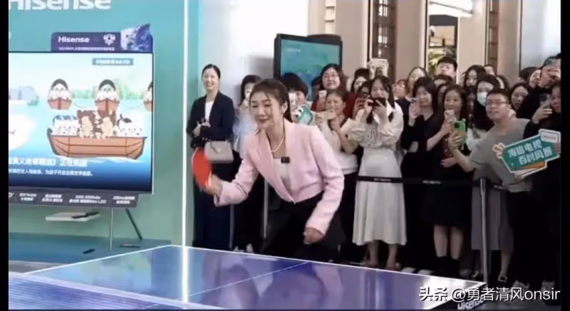 陳夢參加海信活動,粉色西裝高馬尾滿滿少女感,夢姐笑起太美了