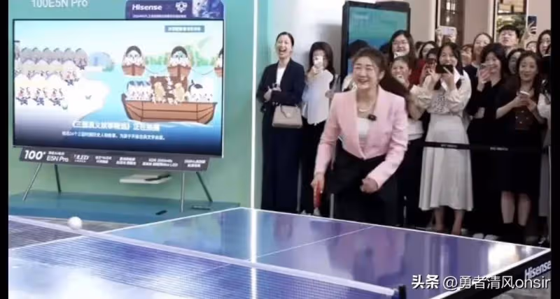 陳夢參加海信活動,粉色西裝高馬尾滿滿少女感,夢姐笑起太美了
