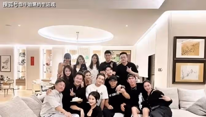 黃曉明帶葉珂參加陳浩民生日會,介紹資源帶她進圈,打造下一個baby