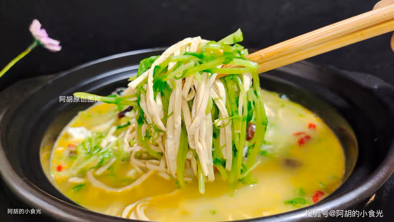 秋天吃魚吃肉不如吃它,好一個菜中人參!燙一燙就能吃,湯鮮菜嫩、超下飯