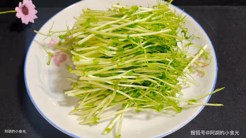秋天吃魚吃肉不如吃它,好一個菜中人參!燙一燙就能吃,湯鮮菜嫩、超下飯