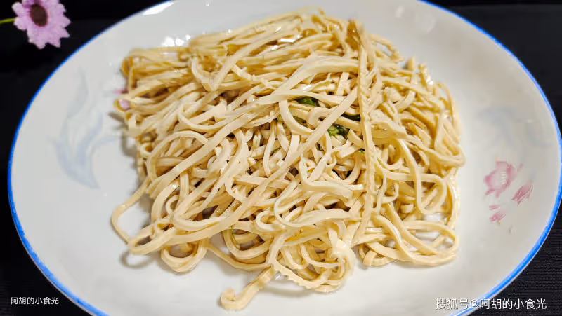 秋天吃魚吃肉不如吃它,好一個菜中人參!燙一燙就能吃,湯鮮菜嫩、超下飯