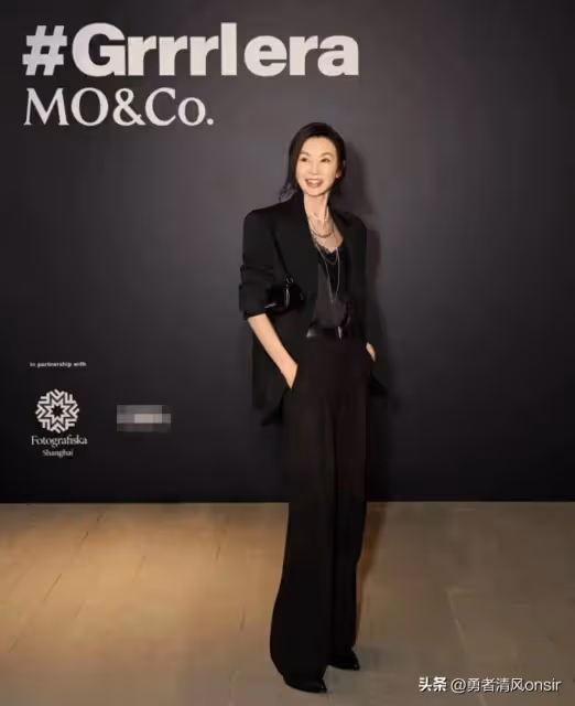 60歲張曼玉亮相上海大秀，臉上有了歲月痕跡，但氣質絕佳依舊很美