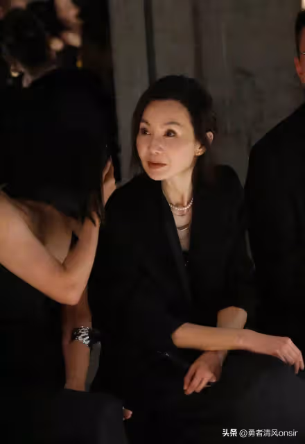 60歲張曼玉亮相上海大秀，臉上有了歲月痕跡，但氣質絕佳依舊很美