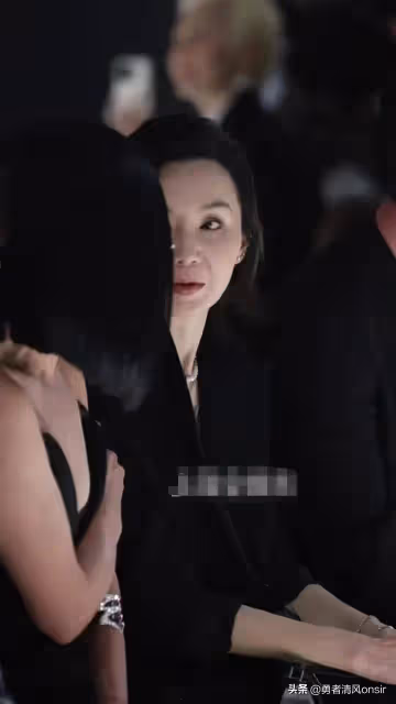 60歲張曼玉亮相上海大秀，臉上有了歲月痕跡，但氣質絕佳依舊很美