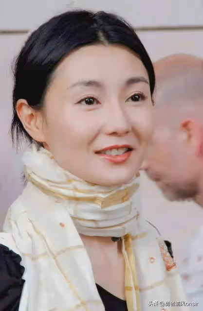 60歲張曼玉亮相上海大秀，臉上有了歲月痕跡，但氣質絕佳依舊很美