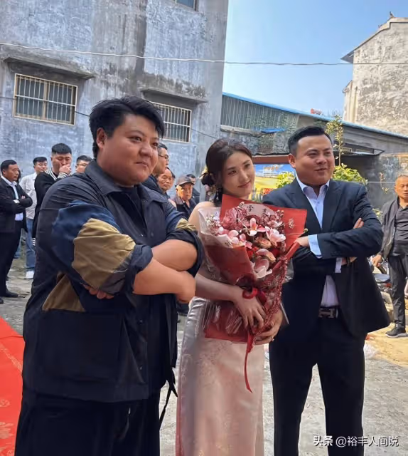 網紅楊鴻碩郭曼曼現實中訂婚！大圓哥攜團隊現身，送禮畫面太豪橫
