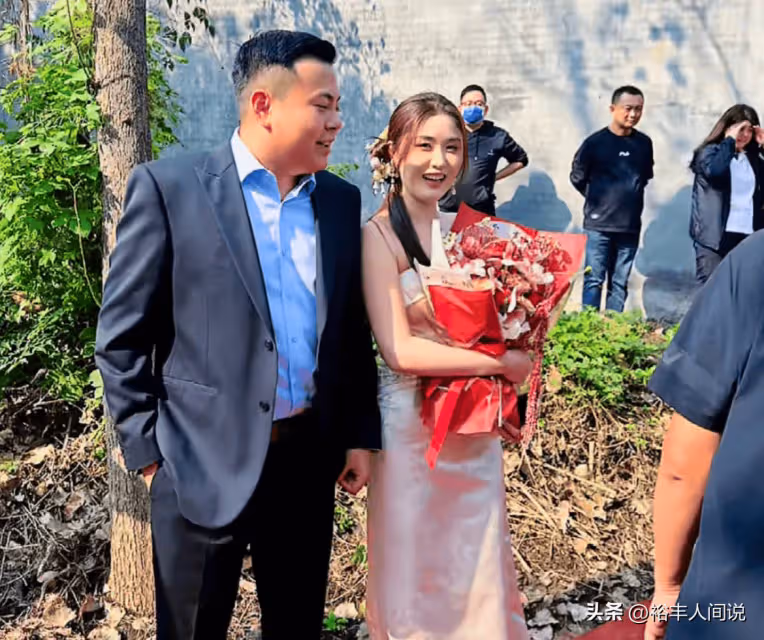 網紅楊鴻碩郭曼曼現實中訂婚！大圓哥攜團隊現身，送禮畫面太豪橫