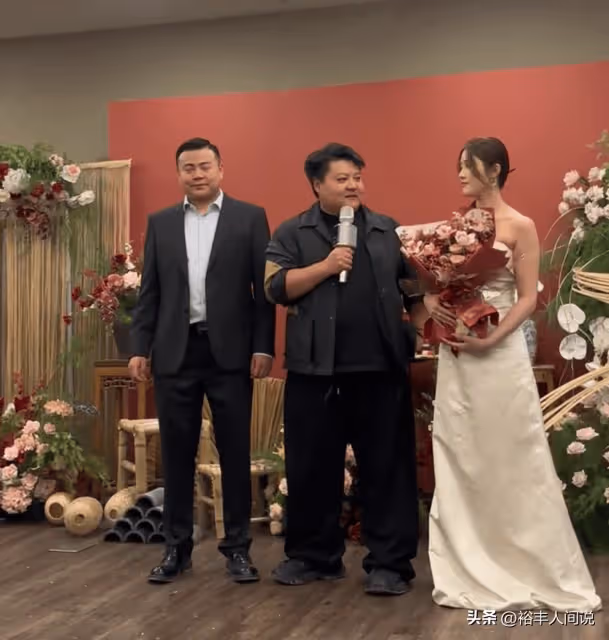 網紅楊鴻碩郭曼曼現實中訂婚！大圓哥攜團隊現身，送禮畫面太豪橫