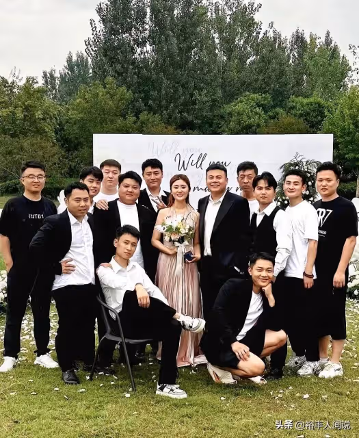 網紅楊鴻碩郭曼曼現實中訂婚！大圓哥攜團隊現身，送禮畫面太豪橫