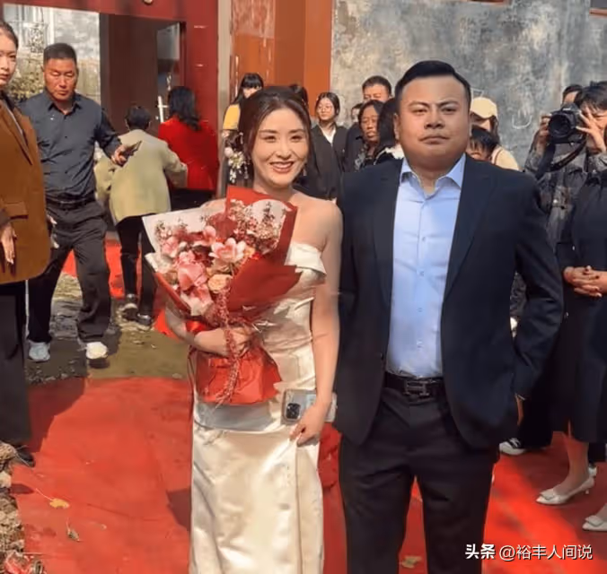 網紅楊鴻碩郭曼曼現實中訂婚！大圓哥攜團隊現身，送禮畫面太豪橫