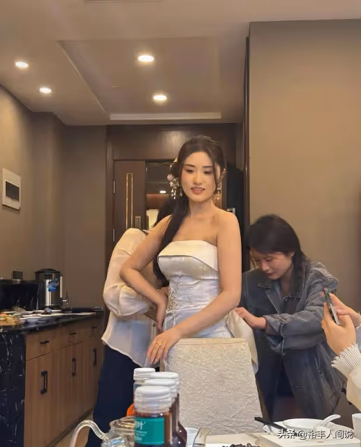 網紅楊鴻碩郭曼曼現實中訂婚！大圓哥攜團隊現身，送禮畫面太豪橫