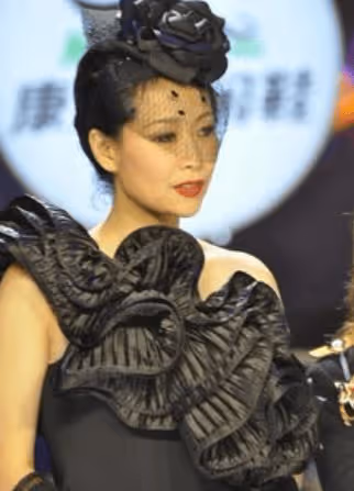 當年風華正茂的『許仙』，豪門生活背後的秘密：她的34年歲月究竟經歷了什麼？