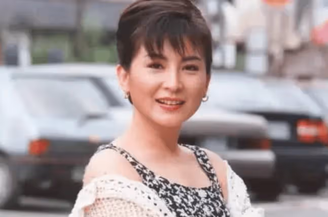 全港台男人為她著迷,她卻無愛無性62年,一代歌后被母親毀掉一生?