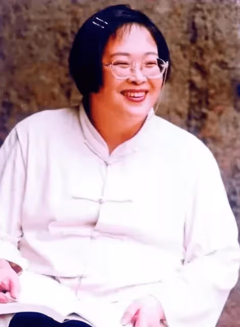 她被嘲是央視最醜女主持,巔峰時辭職只拿低保,如今59歲仍然未婚