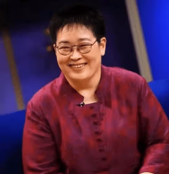 她被嘲是央視最醜女主持,巔峰時辭職只拿低保,如今59歲仍然未婚