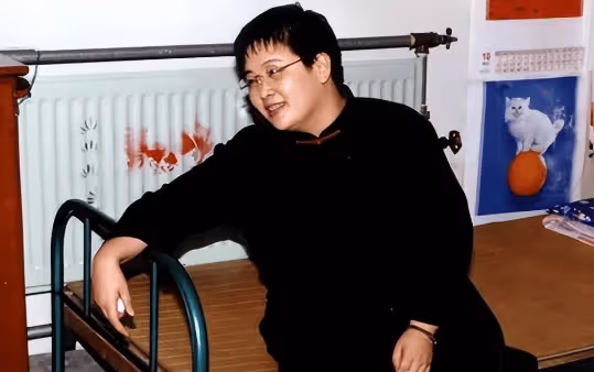 她被嘲是央視最醜女主持,巔峰時辭職只拿低保,如今59歲仍然未婚