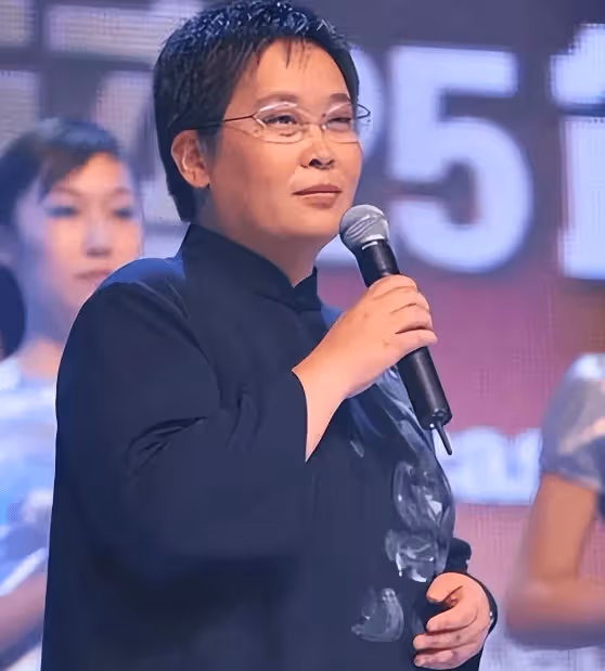 她被嘲是央視最醜女主持,巔峰時辭職只拿低保,如今59歲仍然未婚