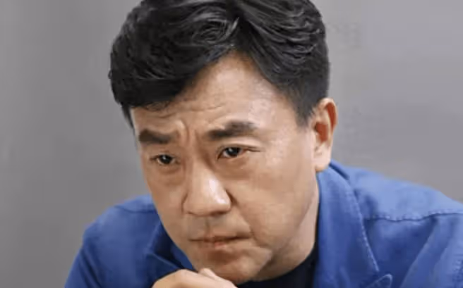 從龍套到老戲骨,何冰是如何在婚姻和事業中雙豐收的?26年無緋聞的秘密是什麼