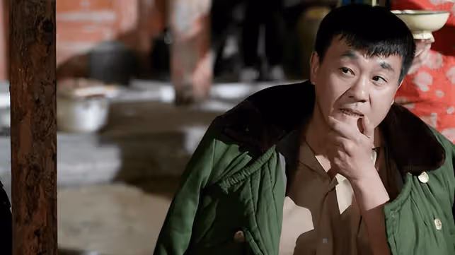 從龍套到老戲骨,何冰是如何在婚姻和事業中雙豐收的?26年無緋聞的秘密是什麼