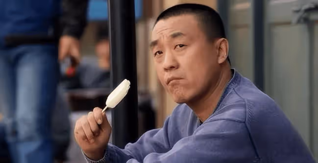 從龍套到老戲骨，何冰是如何在婚姻和事業中雙豐收的？26年無緋聞的秘密是什麼
