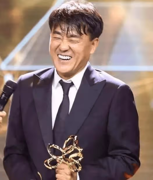 從龍套到老戲骨，何冰是如何在婚姻和事業中雙豐收的？26年無緋聞的秘密是什麼
