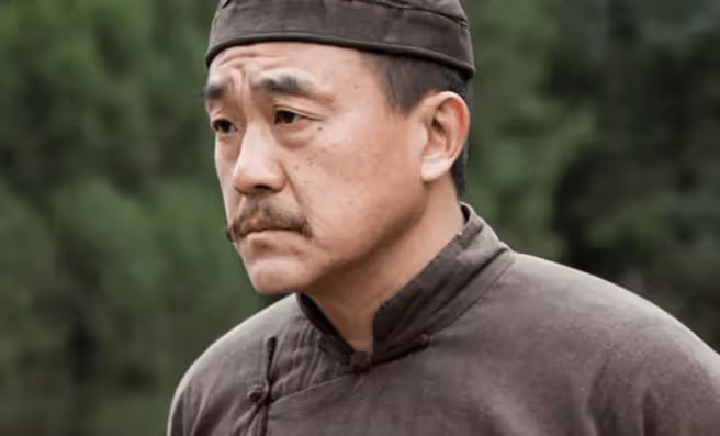 從龍套到老戲骨，何冰是如何在婚姻和事業中雙豐收的？26年無緋聞的秘密是什麼