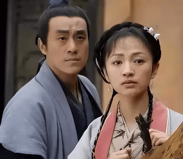 從龍套到老戲骨,何冰是如何在婚姻和事業中雙豐收的?26年無緋聞的秘密是什麼