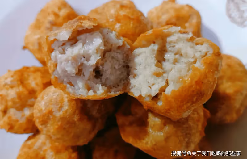 炸肉丸子,記得「加3樣、4不放」,肉丸出鍋又酥又香,涼了也好吃