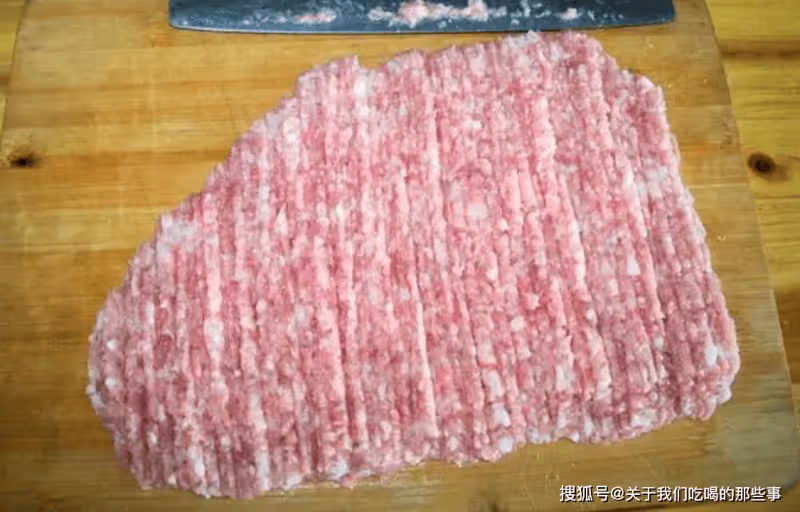 炸肉丸子,記得「加3樣、4不放」,肉丸出鍋又酥又香,涼了也好吃