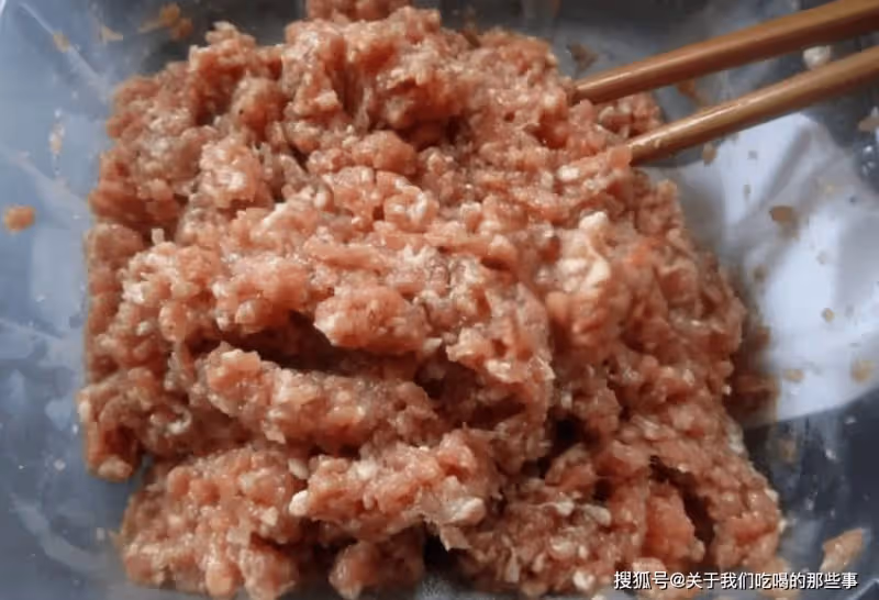 炸肉丸子,記得「加3樣、4不放」,肉丸出鍋又酥又香,涼了也好吃
