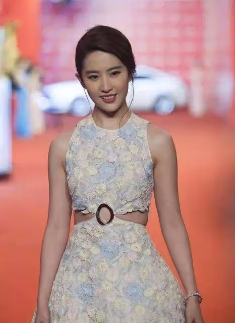 劉亦菲這肉感的身材,肥而不膩,女生討厭卻成男生最愛
