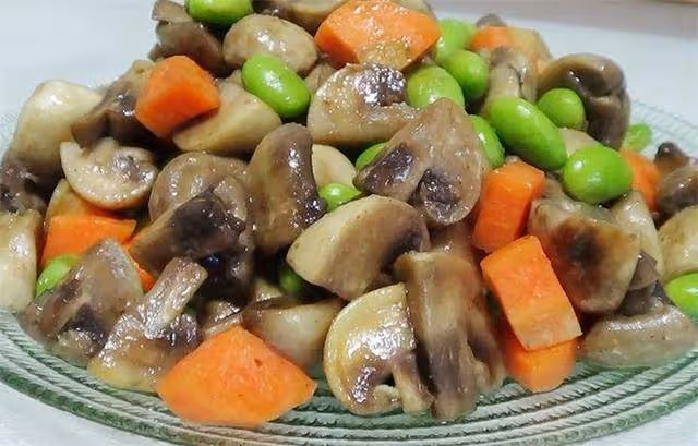這道素菜建議收藏,青豆和口菇,簡單一炒,營養豐富又好吃,給力