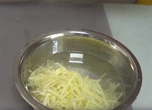 教你土豆絲新做法,一道涼拌土豆絲,爽口脆嫩,一次一大口,爽