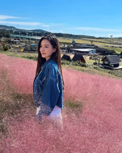 50歲TVB視帝陪岳母一家韓國旅行!37歲老婆狂曬花海靚照!妹妹露小蠻腰同樣高質