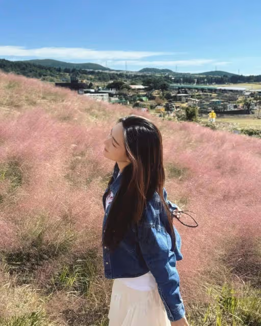 50歲TVB視帝陪岳母一家韓國旅行!37歲老婆狂曬花海靚照!妹妹露小蠻腰同樣高質