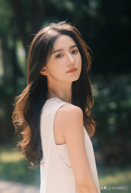 於正新簽小花被扒,年齡25歲,原是大學毛概老師,因顏值高成網紅
