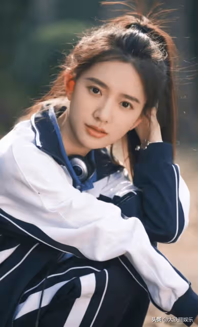 於正新簽小花被扒,年齡25歲,原是大學毛概老師,因顏值高成網紅
