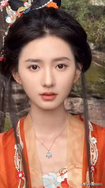 於正新簽小花被扒,年齡25歲,原是大學毛概老師,因顏值高成網紅