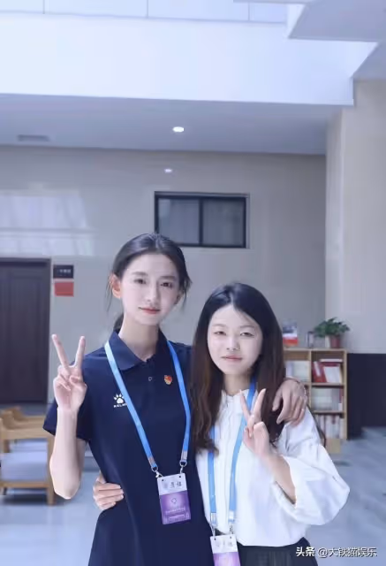 於正新簽小花被扒,年齡25歲,原是大學毛概老師,因顏值高成網紅