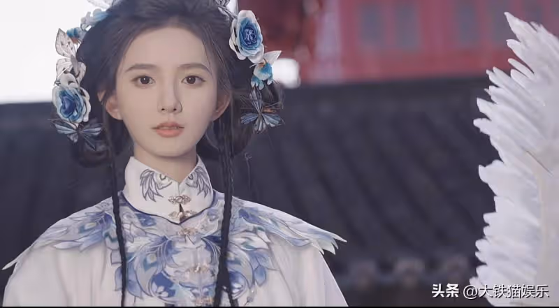 於正新簽小花被扒,年齡25歲,原是大學毛概老師,因顏值高成網紅