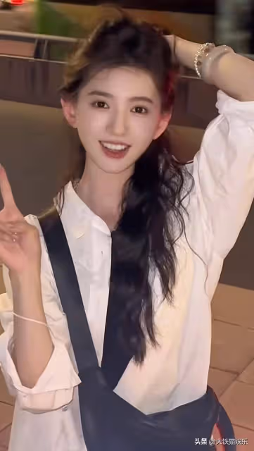 於正新簽小花被扒,年齡25歲,原是大學毛概老師,因顏值高成網紅