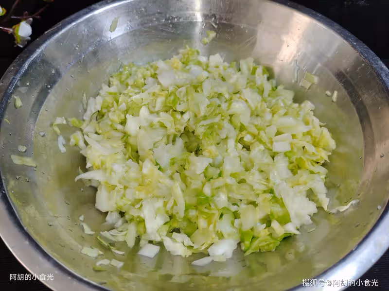 比蘿蔔營養、比白菜鮮,這個「菜王」使勁吃!簡單蒸個菜卷,皮薄餡足、特解饞