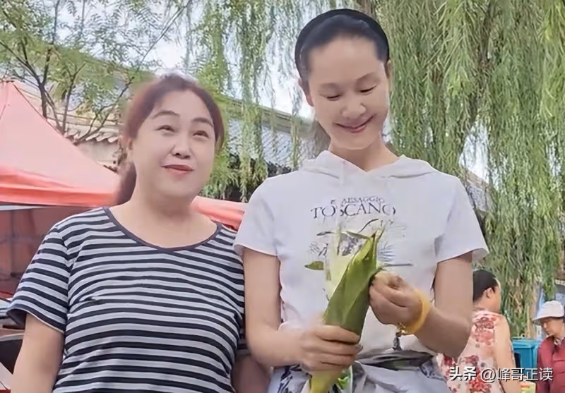 58歲於文華現身街頭趕大集!打包79歲老人東西,還貼心幫其收拾