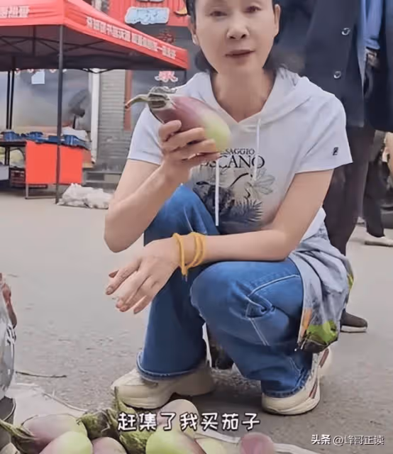 58歲於文華現身街頭趕大集!打包79歲老人東西,還貼心幫其收拾
